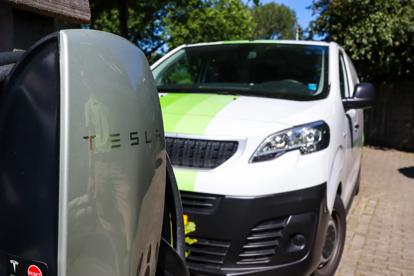 Tesla Wall Connector aan de schutting